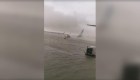 Varios aviones intentan moverse en el aeropuerto inundado de Dubai