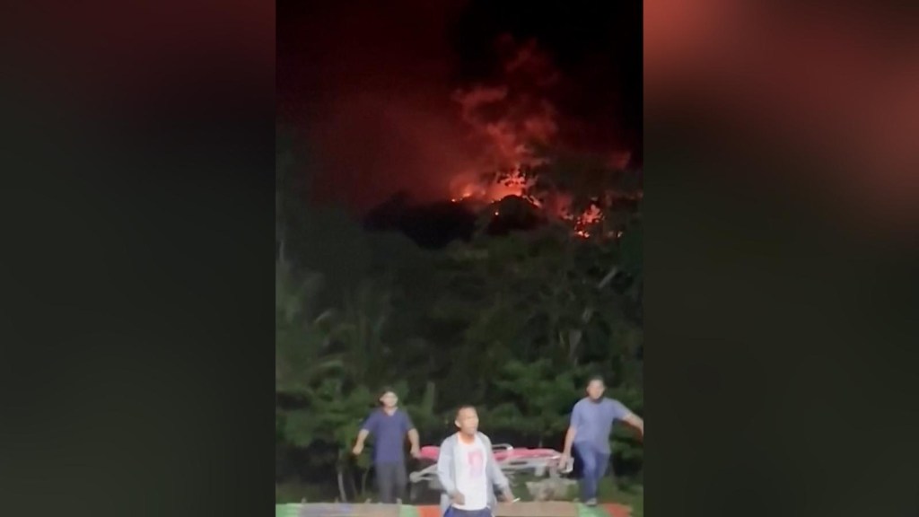 Evacúan a personas tras múltiples erupciones en Indonesia