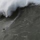 Surfista busca romper el récord de montar la ola más grande