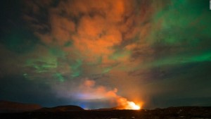 Las auroras boreales iluminan un volcán en erupción en Islandia