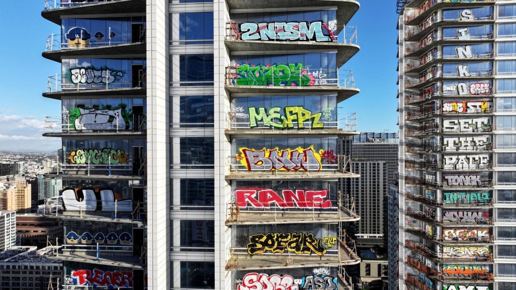 Así dejan su marca artistas urbanos en una torre de Los Angeles