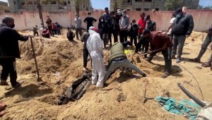 Gaza: Hallan casi 300 cuerpos en fosa común de un hospital
