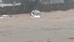 Un auto es arrastrado por la corriente de un río en China
