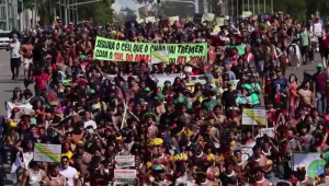 Indígenas protestan en defensa del derecho a la tierra en Brasil