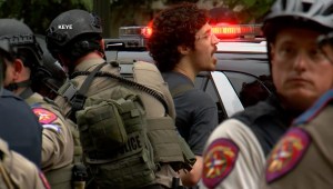 Policía arresta a manifestantes propalestinos en la Universidad de Texas