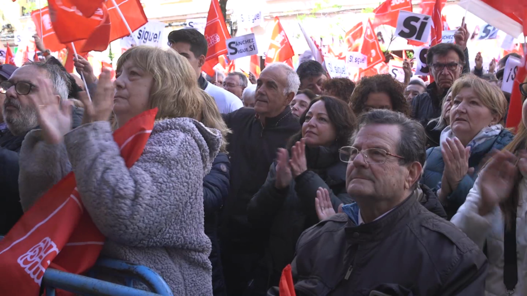 "Si se va, la democracia pierde", el apoyo de miles de españoles a Pedro Sánchez