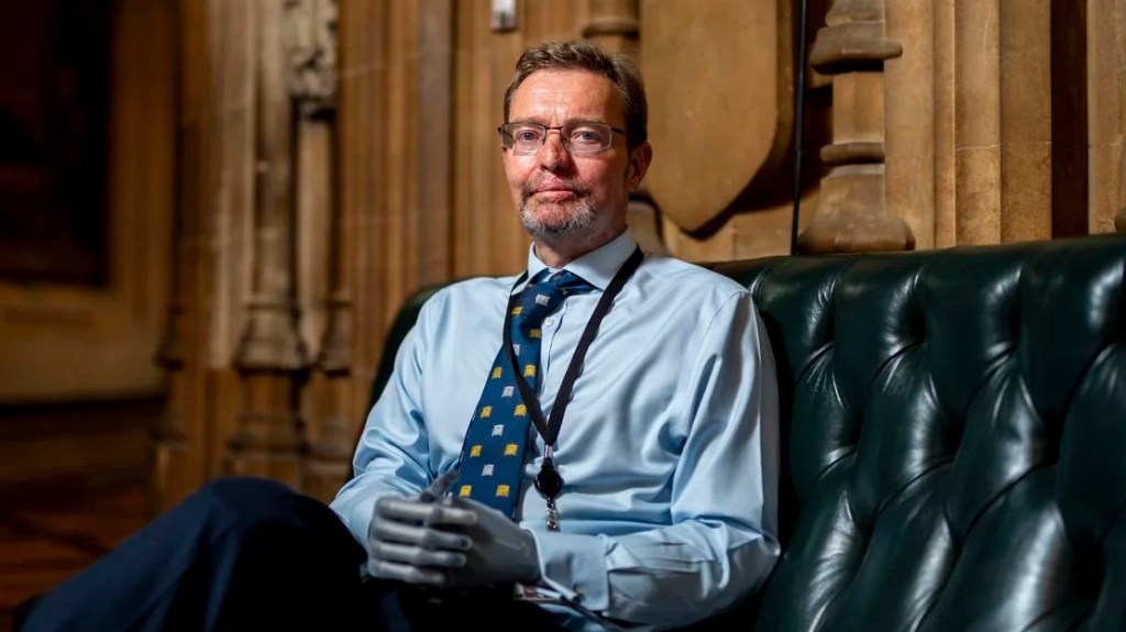 Con prótesis en brazos y piernas, legislador británico vuelve al parlamento después de superar una sepsis