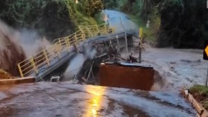 Vea el momento en que un puente es arrasado por un torrente de agua en Brasil