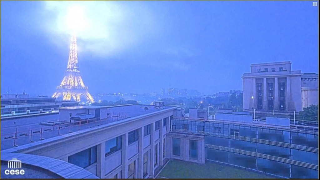 Un rayo impacta sobre la Torre Eiffel y sorprende a los parisinos