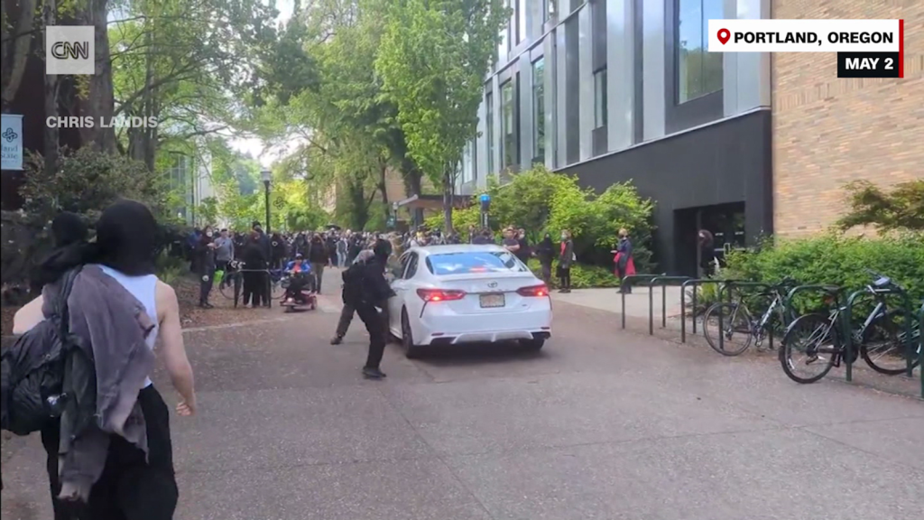 Un vehículo irrumpe en una manifestación en la Universidad Estatal de Portland
