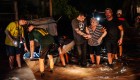 Civiles rescatan a personas tras las inundaciones en Brasil