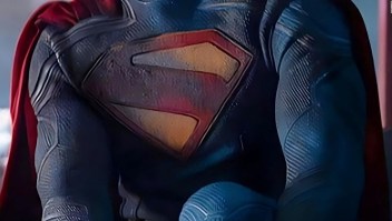 James Gunn muestra el nuevo traje de Superman