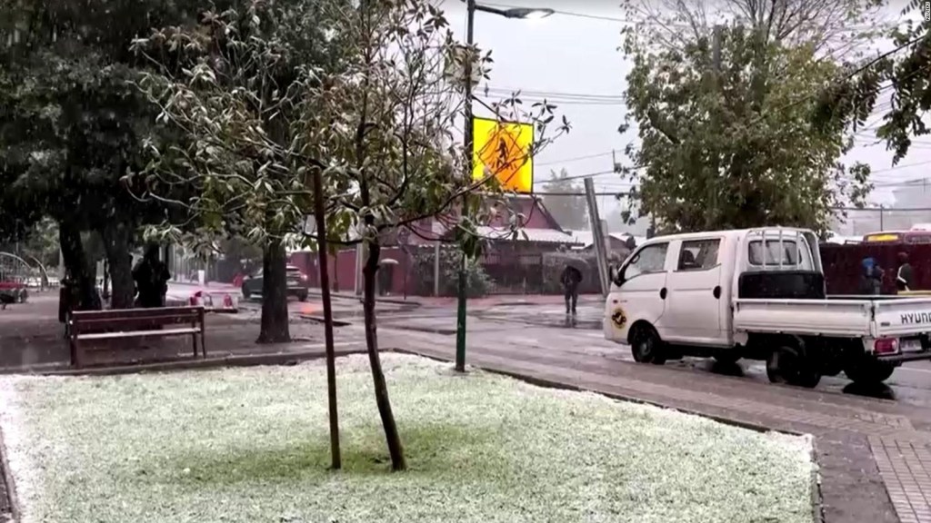 Inusual nevada sorprende a la capital chilena