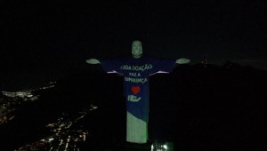Iluminan el Cristo Redentor en apoyo a las víctimas de las inundaciones en Brasil