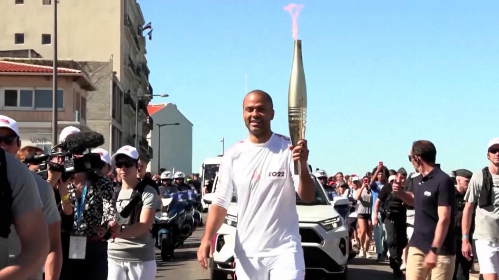 Un campeón de la NBA llevó la antorcha olímpica en su relevo a París