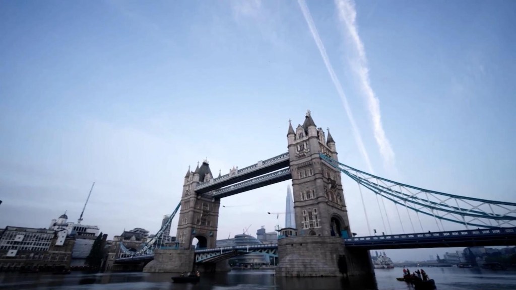 Paracaidistas vuelan por primera vez a través del Puente de Londres