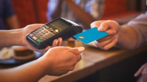 Bloquean norma que reducía cargos de tarjetas de crédito