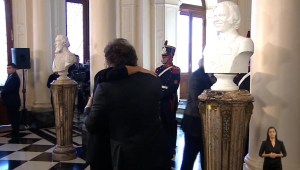 Milei coloca busto de Menem en el lugar de Néstor Kirchner