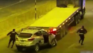 Un camionero choca con múltiples autos policiales en Perú