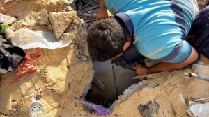 Así buscan los habitantes de Gaza a sus seres queridos tras bombardeo israelí