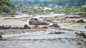 Inundaciones y lava afectan a Indonesia