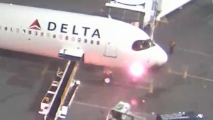 Evacuación de pasajeros tras incendiarse un avión de Delta en Seattle