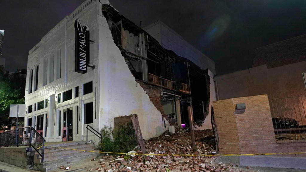 Video muestra destrucción de edificios por tormentas en Houston, Texas