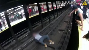 Policías rescatan a un hombre de las vías del Metro de Nueva York