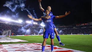 La afición de Cruz Azul estrena himno y cábalaen busca del campeonato