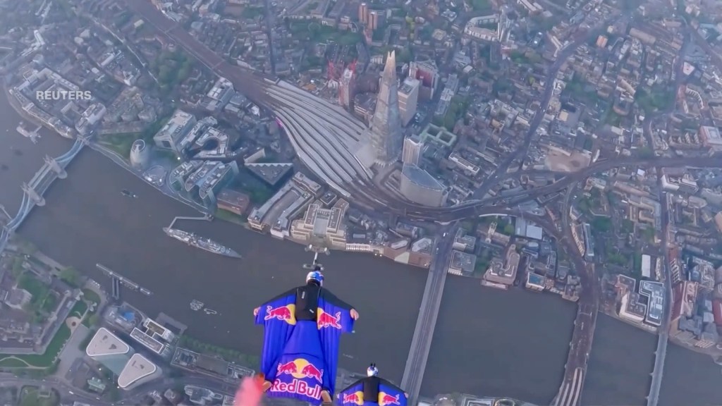 Paracaidistas en traje aéreo vuelan por primera vez a través del Puente de Londres