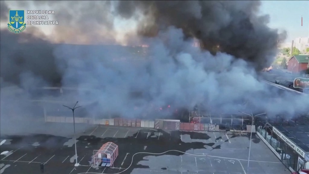 Un vídeo desde el interior de una tienda en Járkiv capta las mortales explosiones del ataque ruso