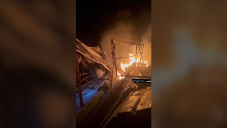 Un video muestra fuego y restos en el lugar del ataque aéreo israelí en Rafah