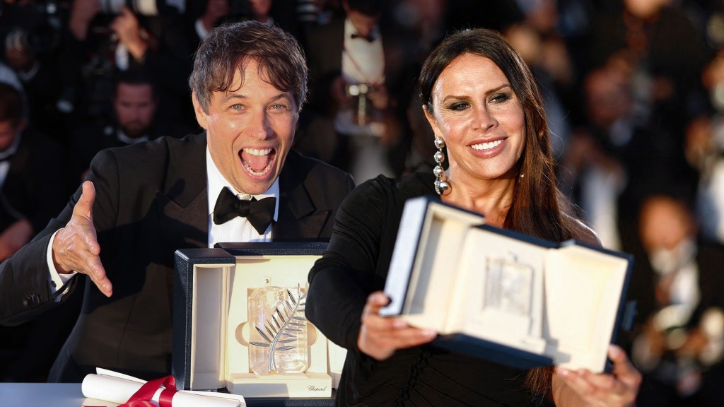 Karla Sofía Gascón recibe el premio a mejor actriz en Cannes junto a Adriana Paz, Selena Gomez y Zoe Saldaña