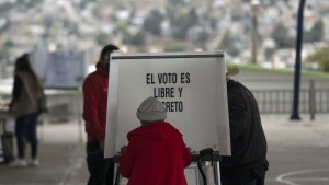 Las encuestas en ciertos momentos pueden influir en el electorado, dice politólogo