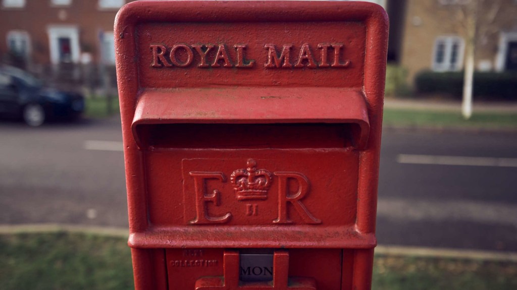 Royal Mail británico acepta oferta de compra de millonario checo