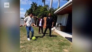 Lionel Messi patea un balón junto a Will Smith y Martin Lawrence para promocionar la película “Bad Boys: Ride or Die”