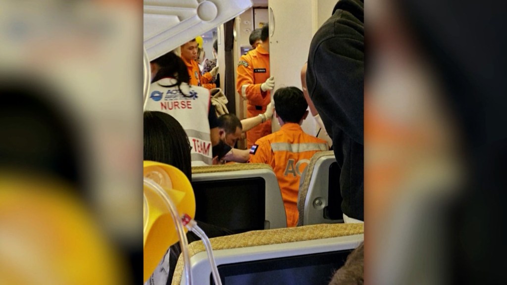 Voló y vio morir a una persona en el mortal vuelo de Singapore Airlines
