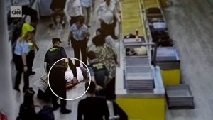 Dos agentes de la Guardia Civil de España reaniman a un pasajero en el aeropuerto de Barcelona