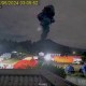 Imágenes nocturnas captan la erupción del volcán Ibu en Indonesia