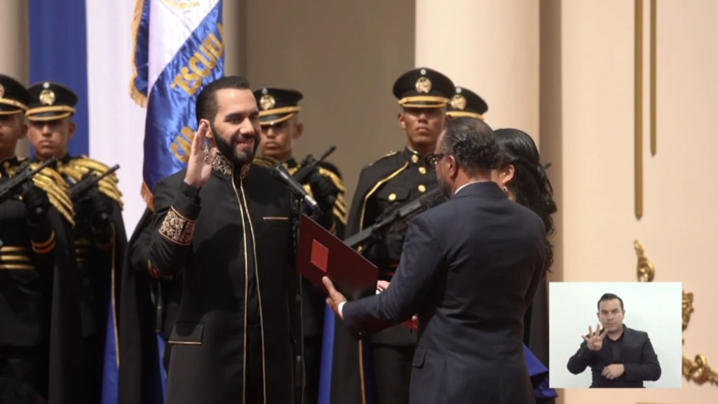 Nayib Bukele recibe la banda presidencial de El Salvador por segunda vez