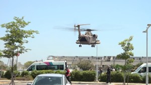 Video muestra el momento en que rehenes israelíes bajan del helicóptero tras ser rescatados