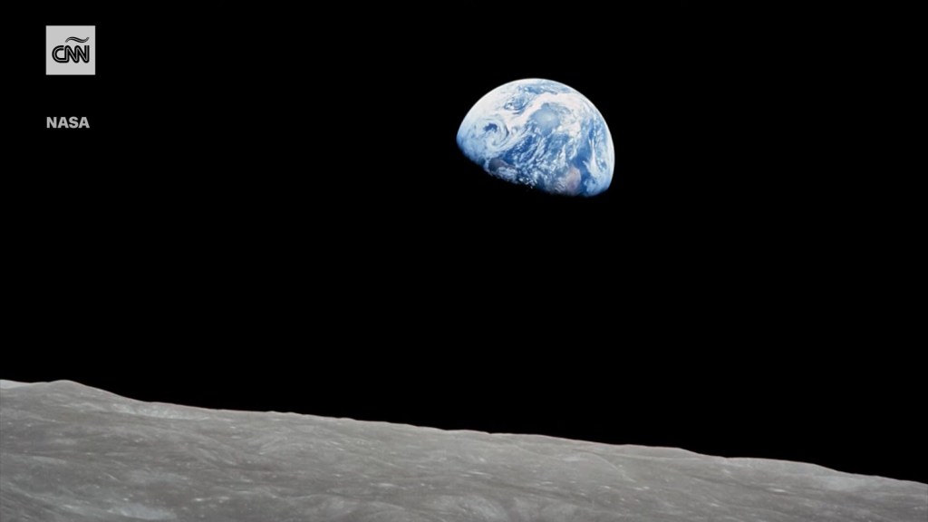 Esta foto desde la Luna fue tomada por Bill Anders, fallecido en un accidente de avión