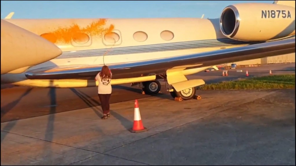 Así dos activistas rocían con pintura dos aviones en el aeropuerto donde se cree que aterrizó jet de Taylor Swift
