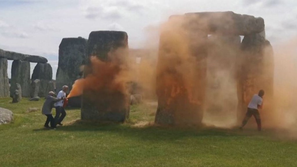 Mira cómo dos activistas climáticos rociaron con pintura el monumento prehistórico Stonehenge en Inglaterra