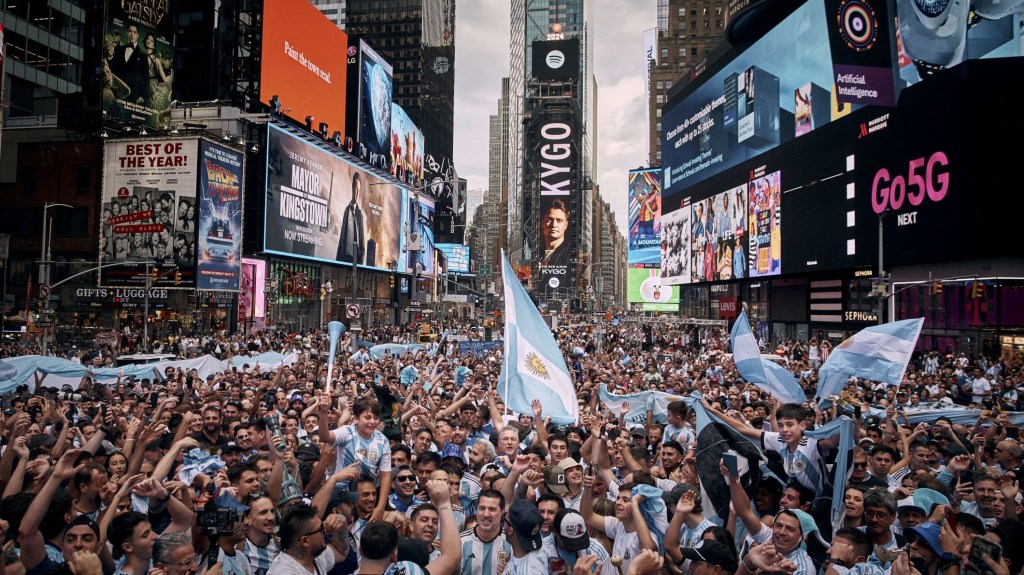 Banderazo argentino en Times Square: el mensaje de un hincha argentino en contra de la violencia