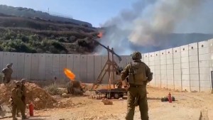 Soldados israelíes catapultan una bola de fuego hacia el Líbano