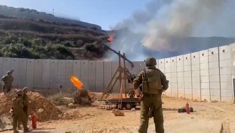 Soldados israelíes catapultan una bola de fuego hacia el Líbano