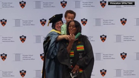 Un niño se hace viral ayudando a su madre a graduarse en Princeton