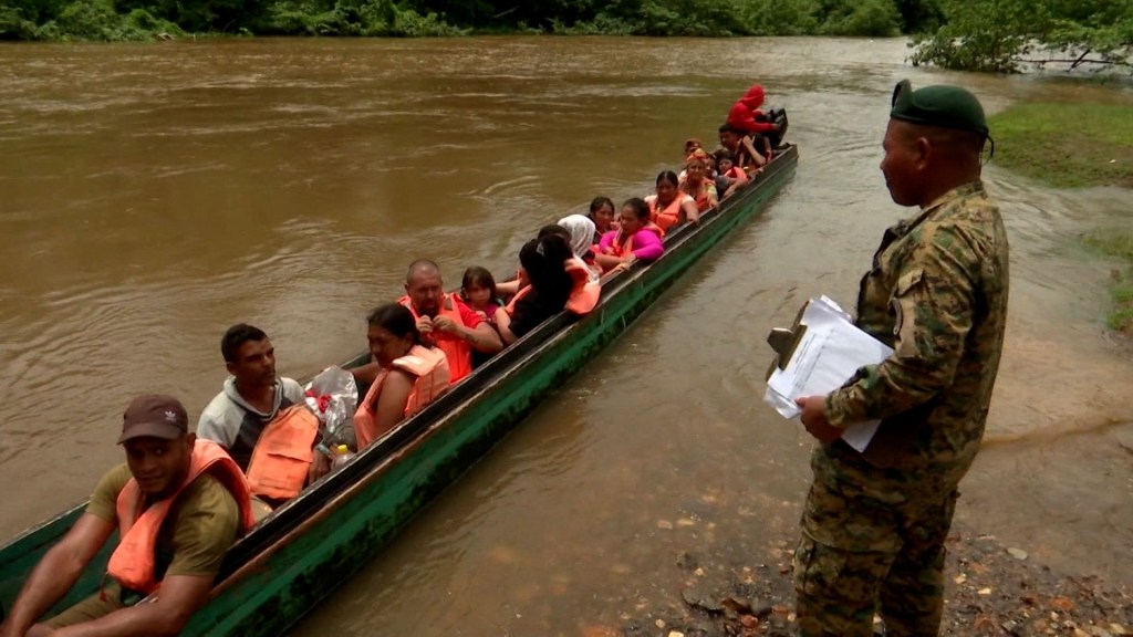 Panamá planea cerrar la selva del Darién mientras migrantes cruzan y arriesgan su vida