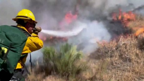 Así luchan los bomberos en California contra un devastador incendio forestal